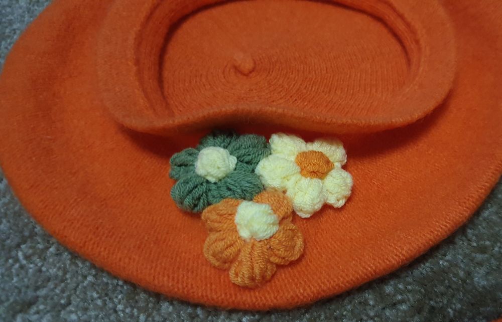 Cardigan si bereta flori crosetate