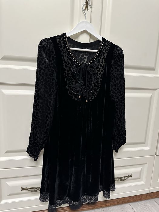 черное платье бархатная очень классно сидит