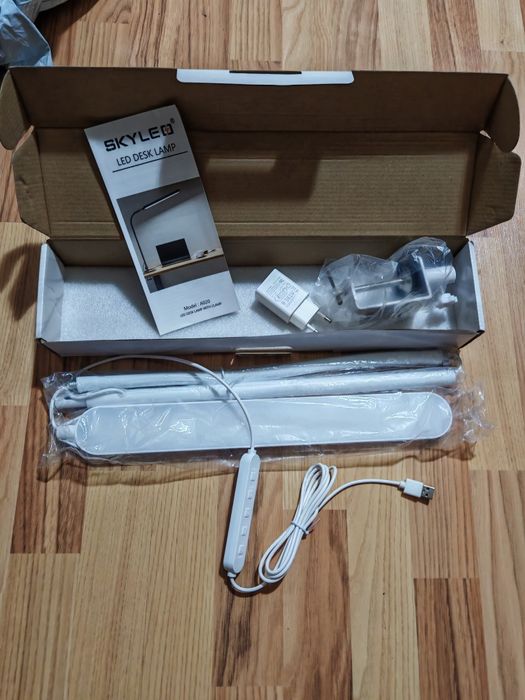 Lampi de birou led cu încărcare wireless sau cu lupa