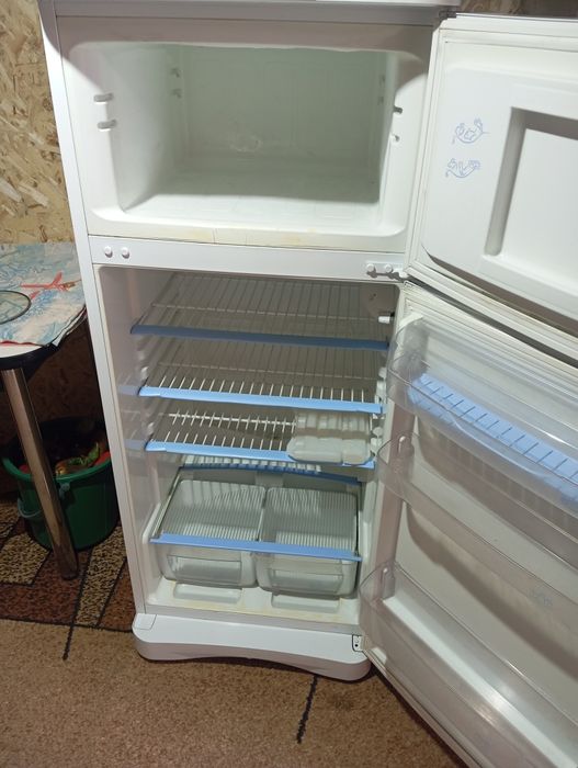 Продам холодильник indesit