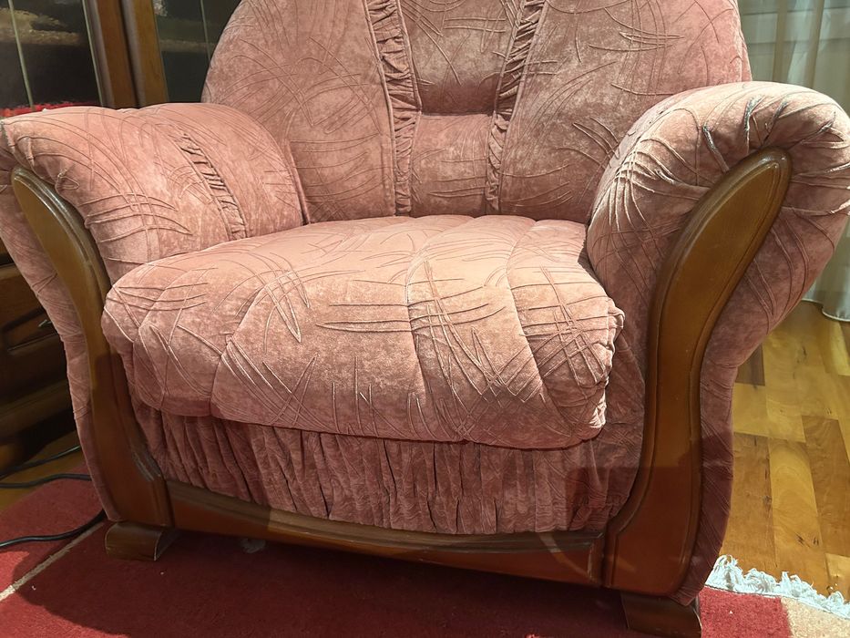 Продавам 2 бр. Фотьойли розова тапицерия и дърво