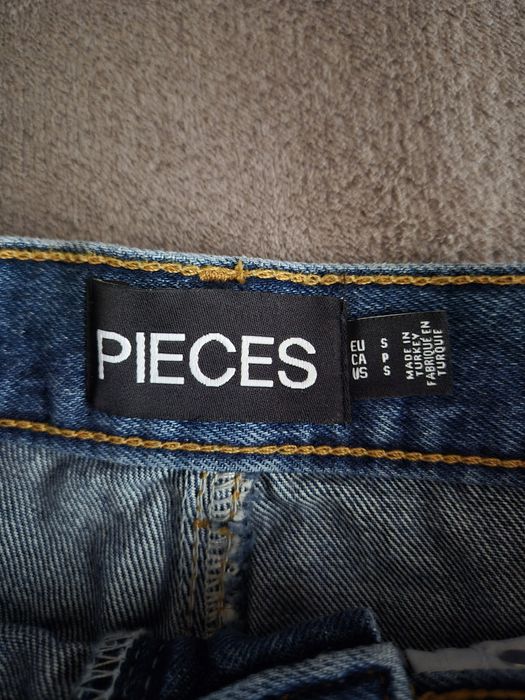 Pantaloni scurti denim, Pieces