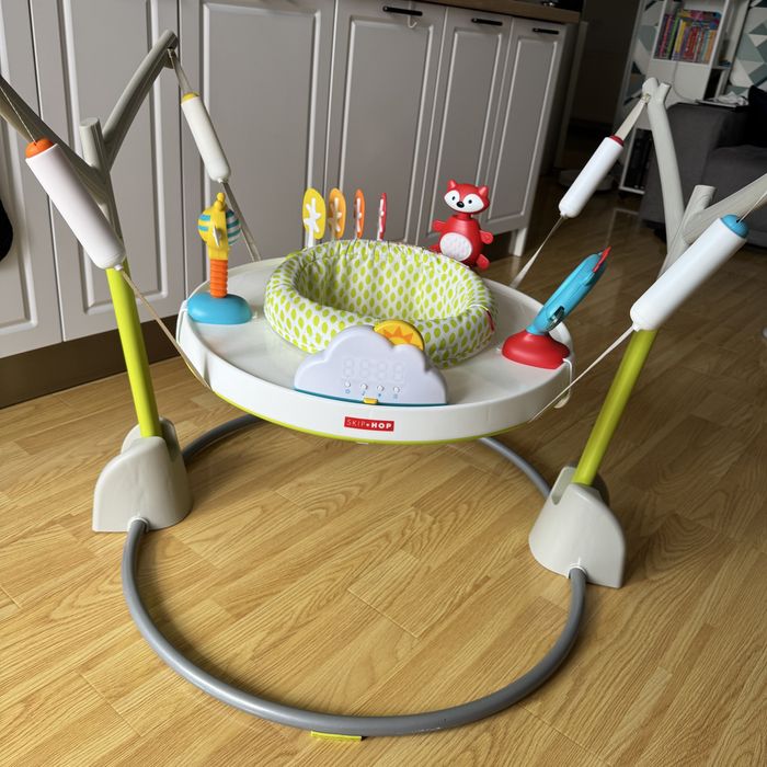 Jumper interactiv pliabil Skip Hop centru activitati saritor bouncer pt bebelusi cu jucarii muzica si lumini