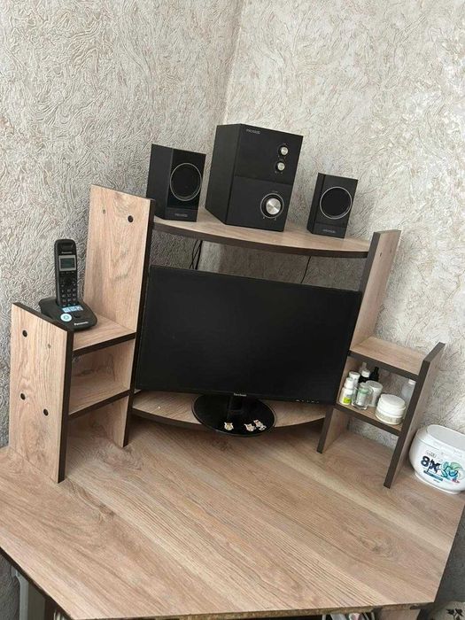 Продам компьютерный стол вместе с компьютером все работает