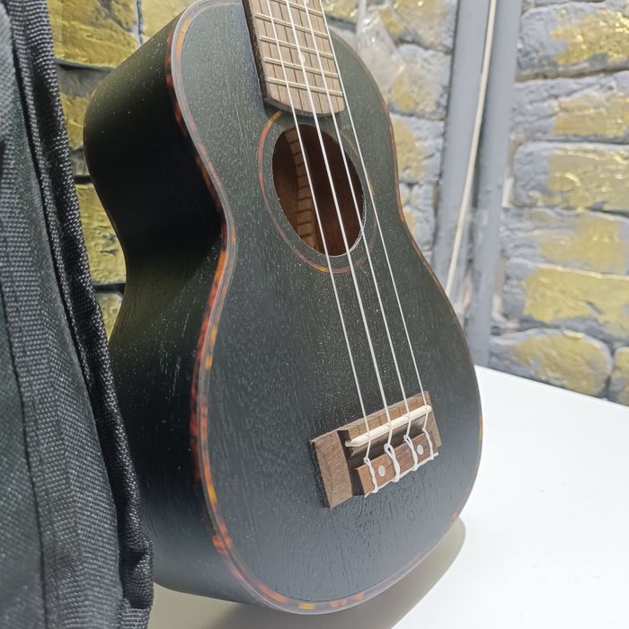 Продам укулеле + чехол