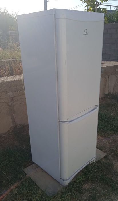 Продам холодильник indezit на запчасти