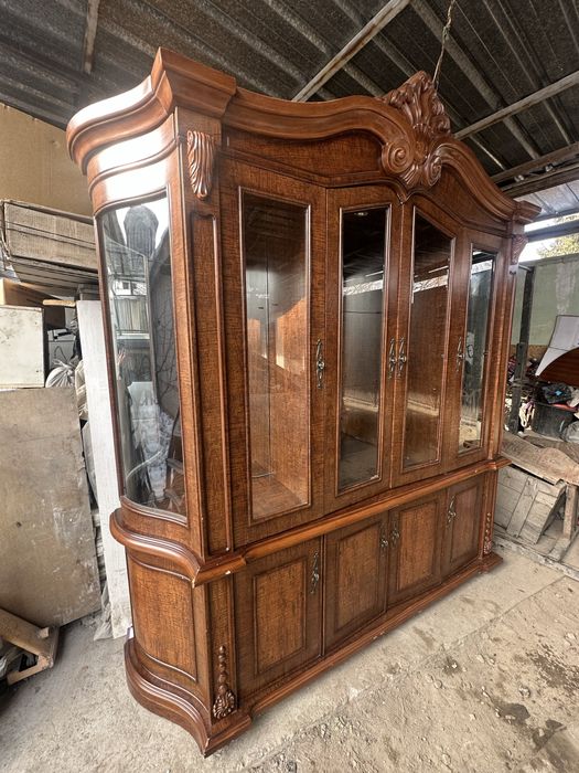 Столь со стулями и сервантом (дерево орех)