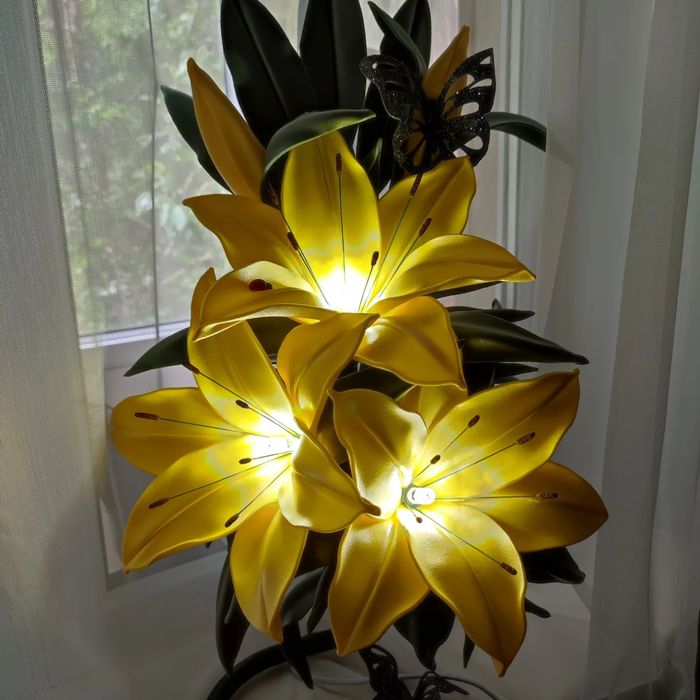 Цветы, светильник.