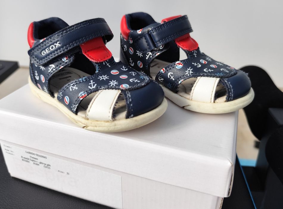 Adidași Biomecanics, sandale Geox și sandale Fila