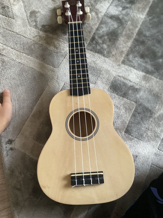 Укулеле хороший дам за 8000
