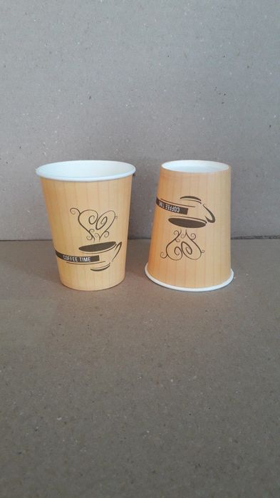 Бумажный одноразовый стакан.