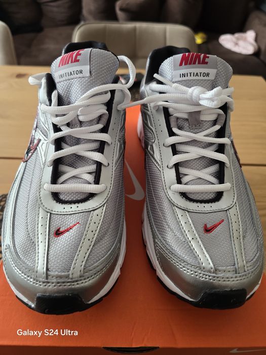 Adidași.    Nike