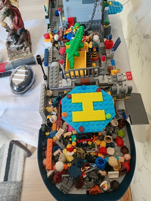 Machete construite din piese lego