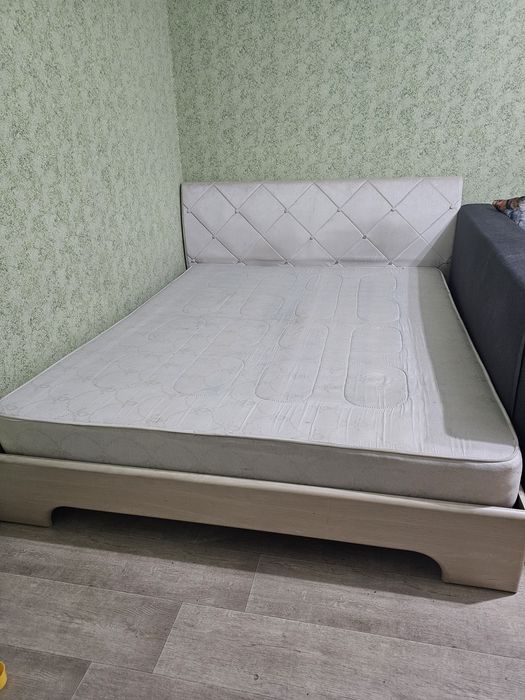 двуспальная кровать с матрасом.