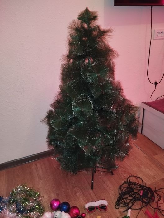 Ёлка с игрушками и фонариками, звездой