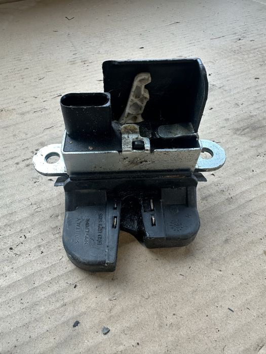 Incuietoare / broasca inchidere portbagaj Volkswagen passat b6 b7 cc / golf 5 6 caroserie break / coupe / hatchback