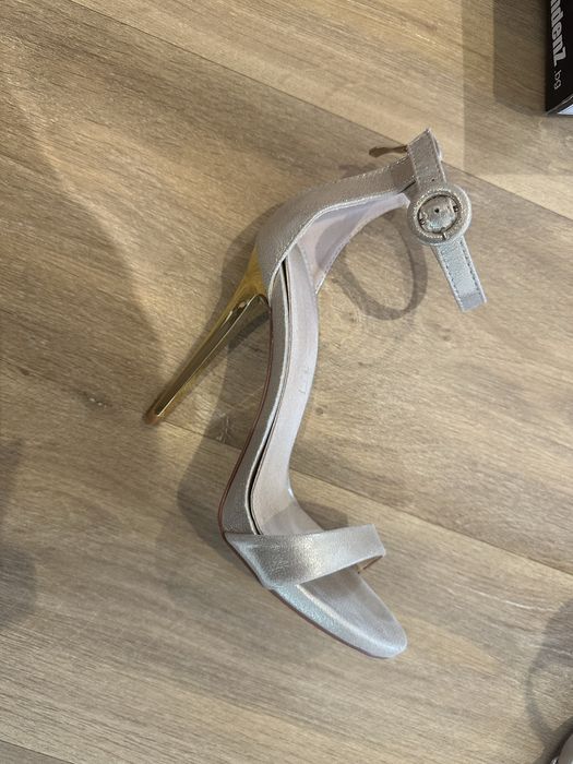 Нови златисти сандали Tendenz