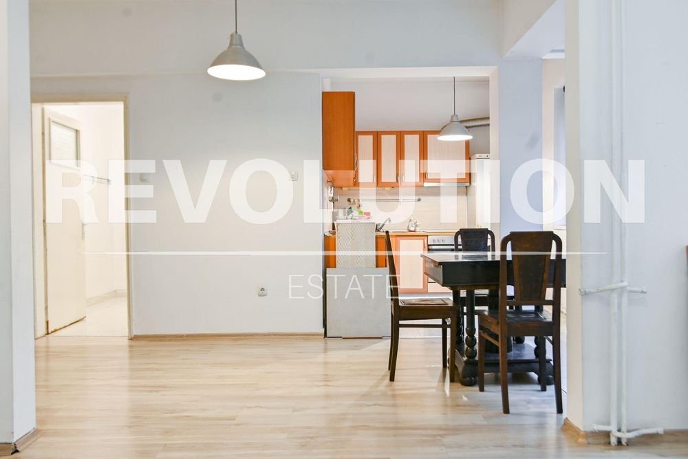 Дава се под наем Тристаен апартамент в София, Център - 110 кв.м за 712.98 € - Снимка #2