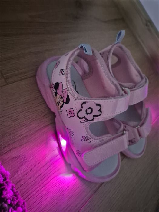 Sandale roz care luminează când mergi cu ei