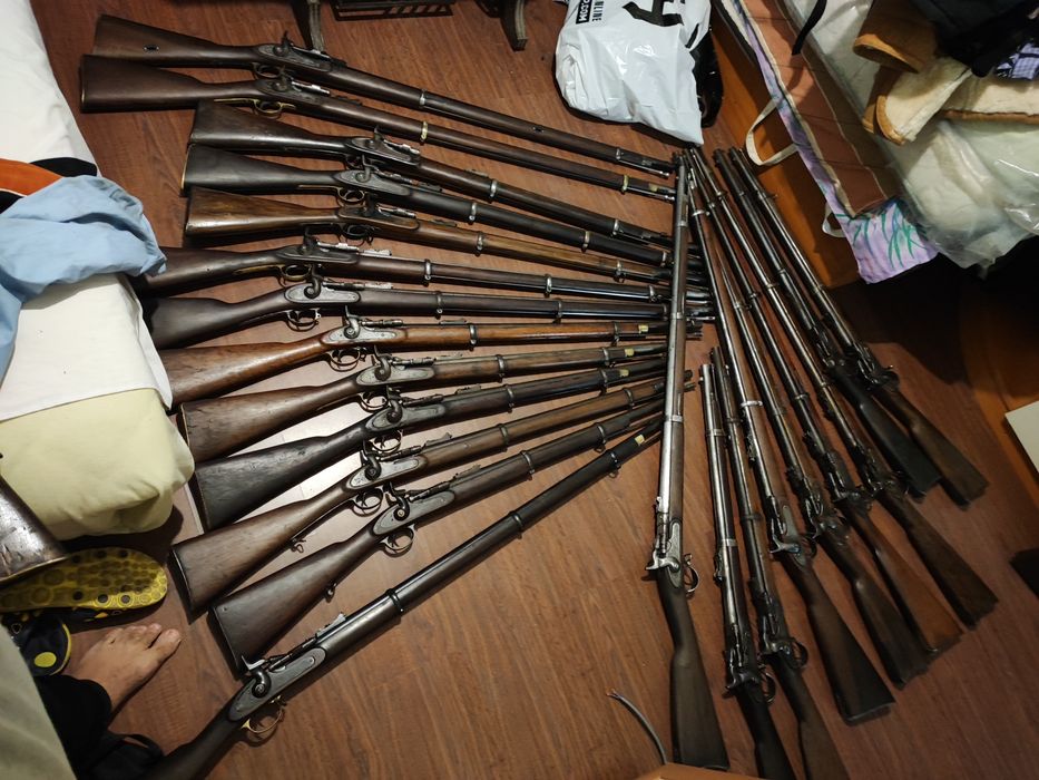 Автоматична пушка, револвер, пистолет. Масивни нестрелящи реплик