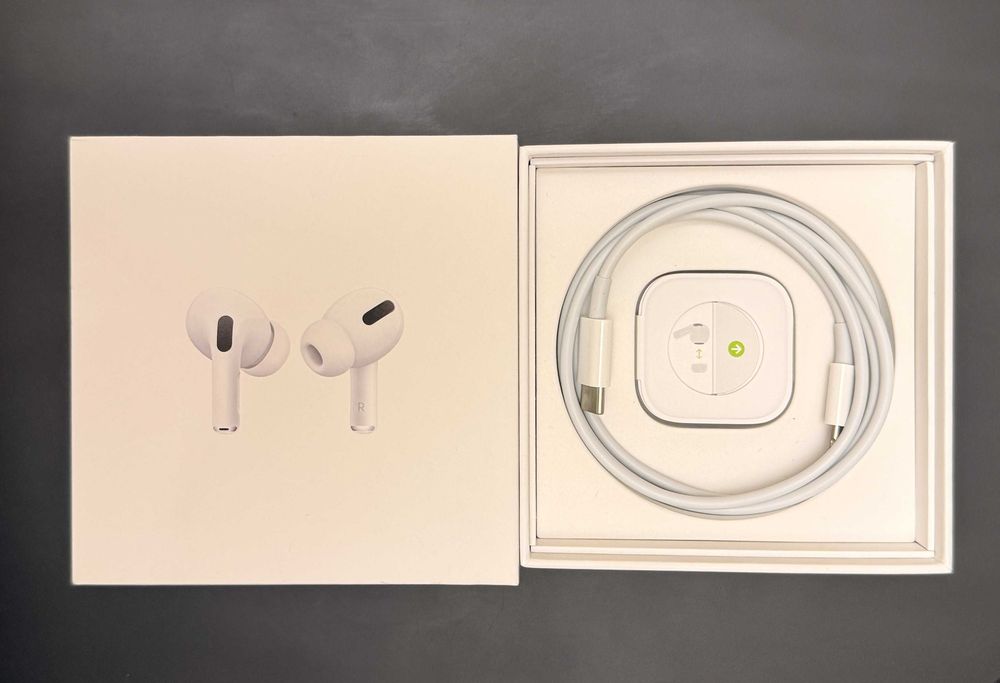 Оригинални Apple AirPods Pro + два кейса подарък
