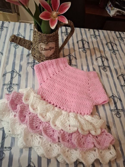 Ръчно плетена бебешка рокля