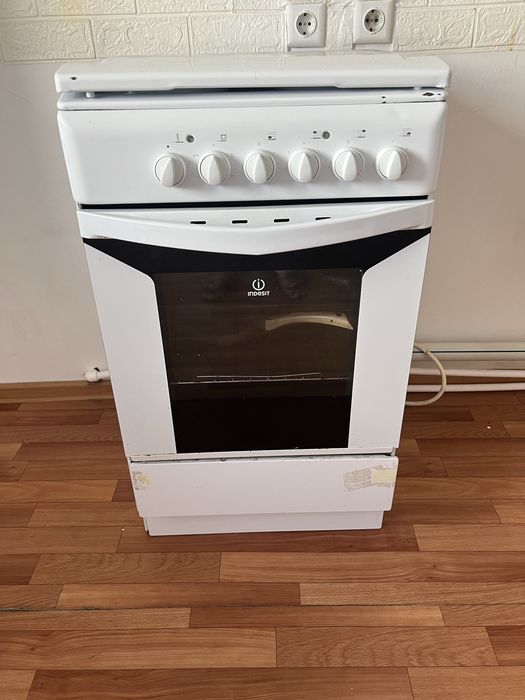 Продам электрическую плиту Indezit бу
