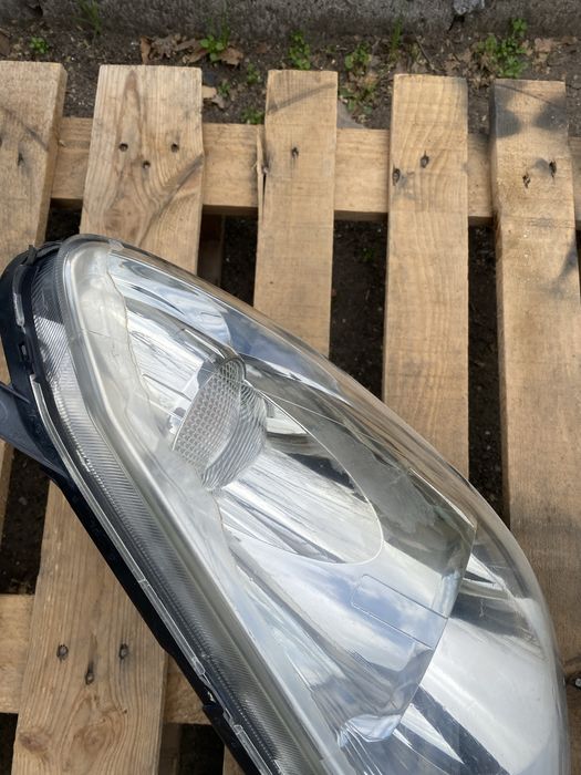 Фар ляв за тойота корола версо 2007 година