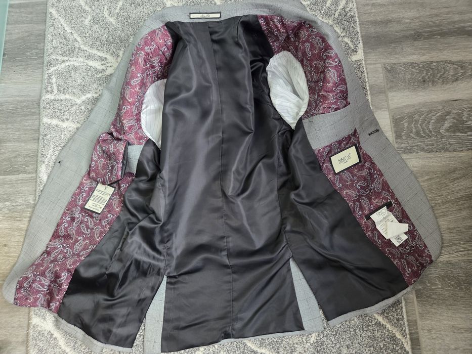 Costum cu vestă și cravată