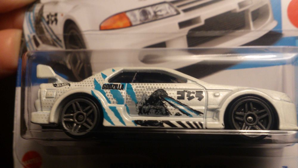 Hot Wheels NISSAN SKYLINE GT-R  & HWheels Godzilla Nissan Skyline R32