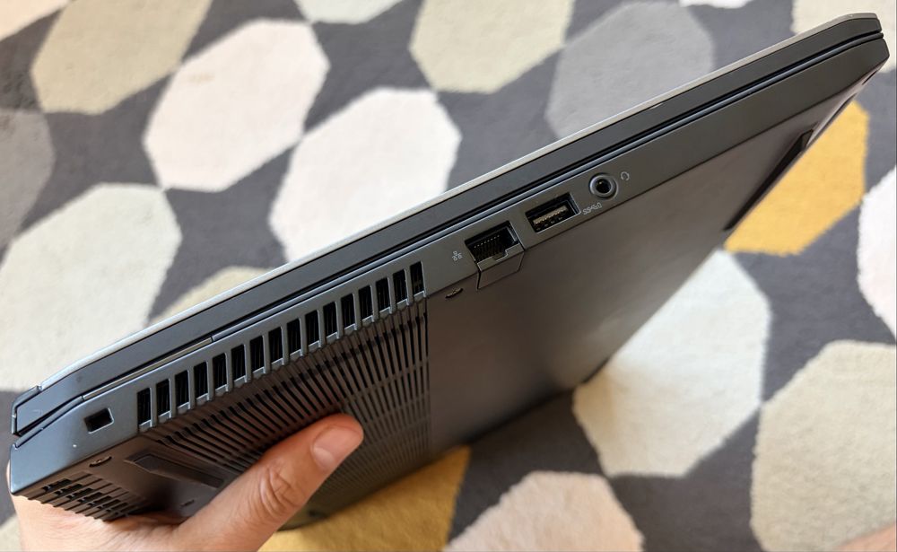 Лаптоп Alienware m17