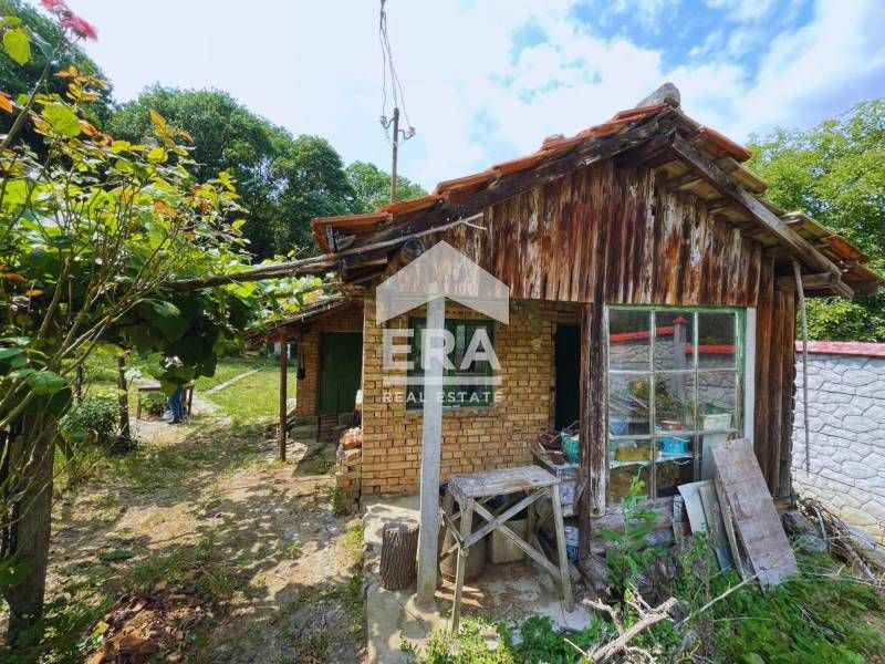 Урегулиран поземлен имот за продажба, със законна постройка, ток и два