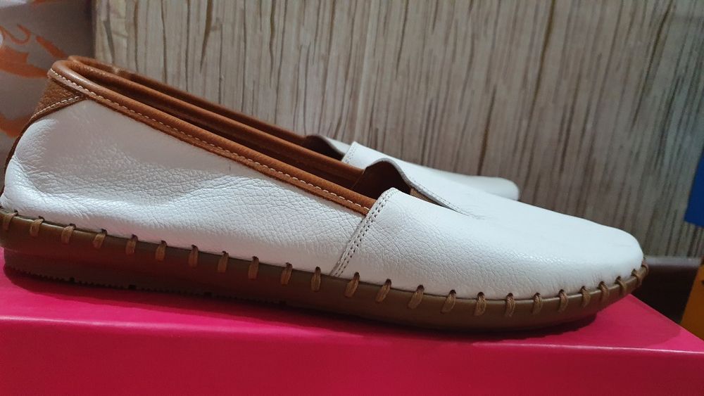 Обувь белая на плоской подошве