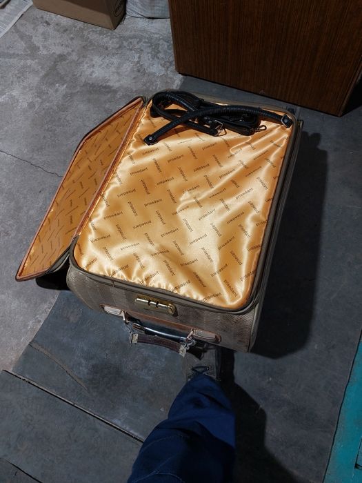 Продам чемодан на колёсах