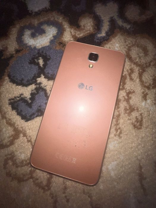 Продам телефон LG