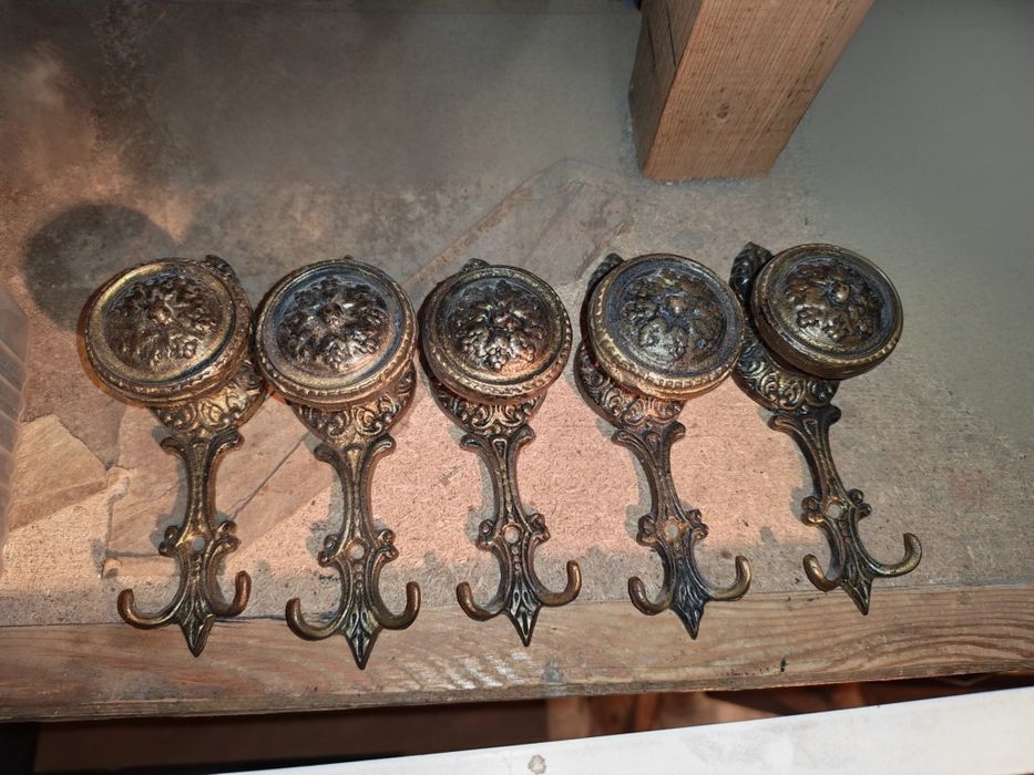 Месингови гравирани закачалки