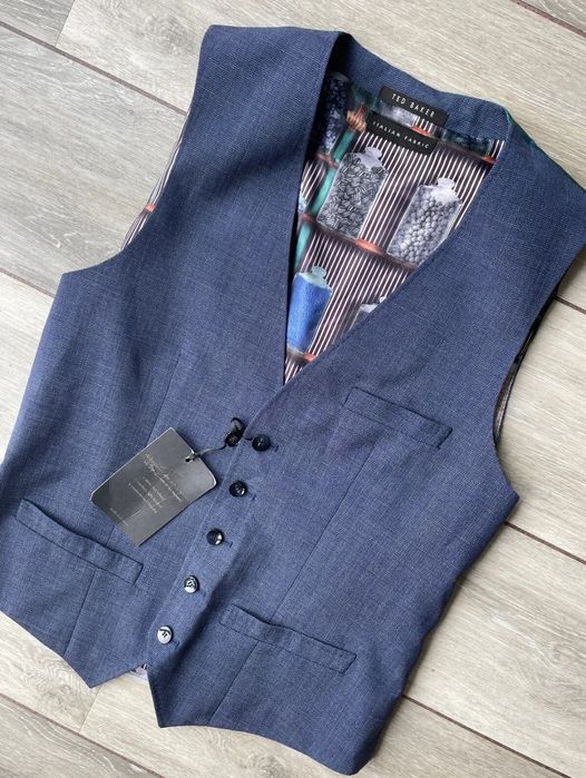 Продавам елек Ted Baker Infra