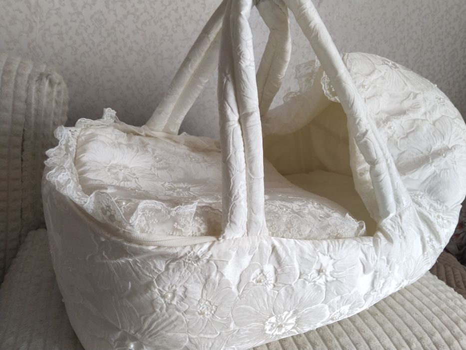 Переносная люлька для новорождённого 
Продаётся уютная и 
Продаётся