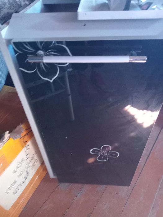 Продам кресла, кухонные шкафы