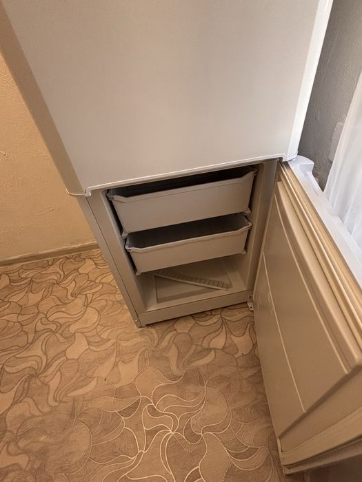 Продается холодильник Indesit