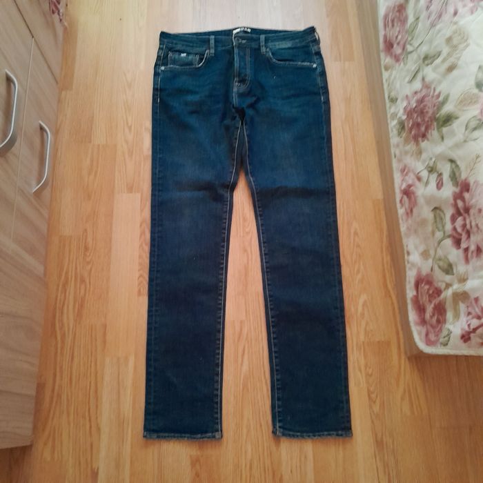 Blugi adolescenți.