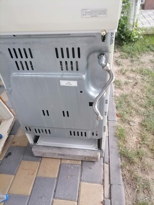 Vând aragaz Zanussi cu 4 ochiuri