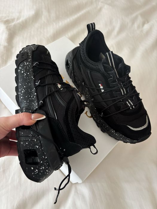 Черни сникърси  Fila