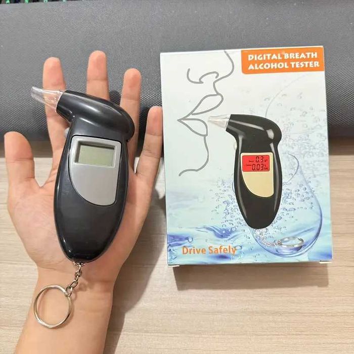 Alcohol alcool tester etilotest digital cu 5 functii alcolemie, ceas, alarma, termometru, cronometru Pret 30 lei.