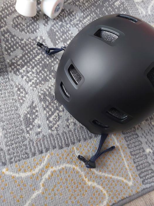 Ролкови кънки и каска