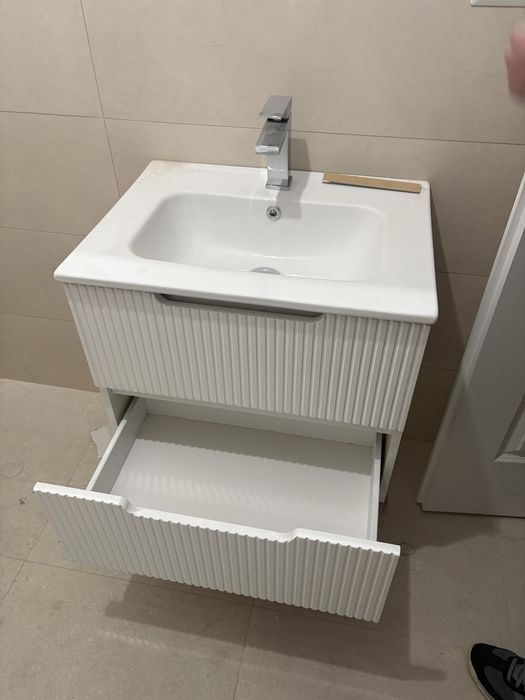 Vand set mobilier baie, lavoar, baterie, oglinda