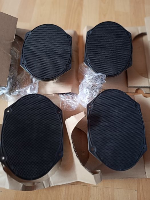 Vând 4 boxe / difuzoare auto , forma ovală, sunt noi.