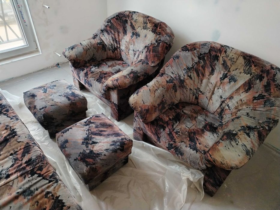 Холна гарнитура - разтегателен диван, 2 футьойли и 2 табуретки.