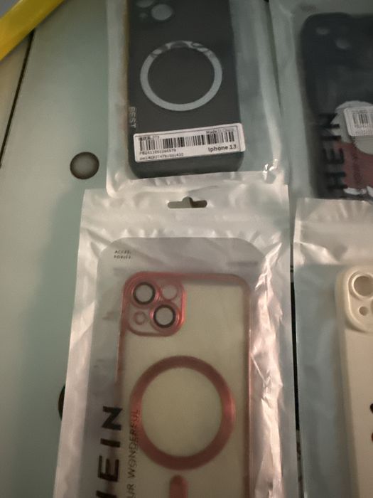 Vand patru huse de iphone 13