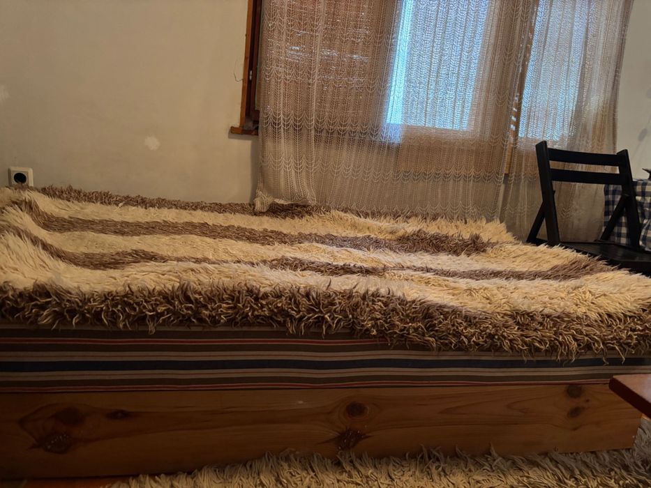 Спалня Легло с чист фиксиран матрак. Рамка плътна чам, размер 184/113.